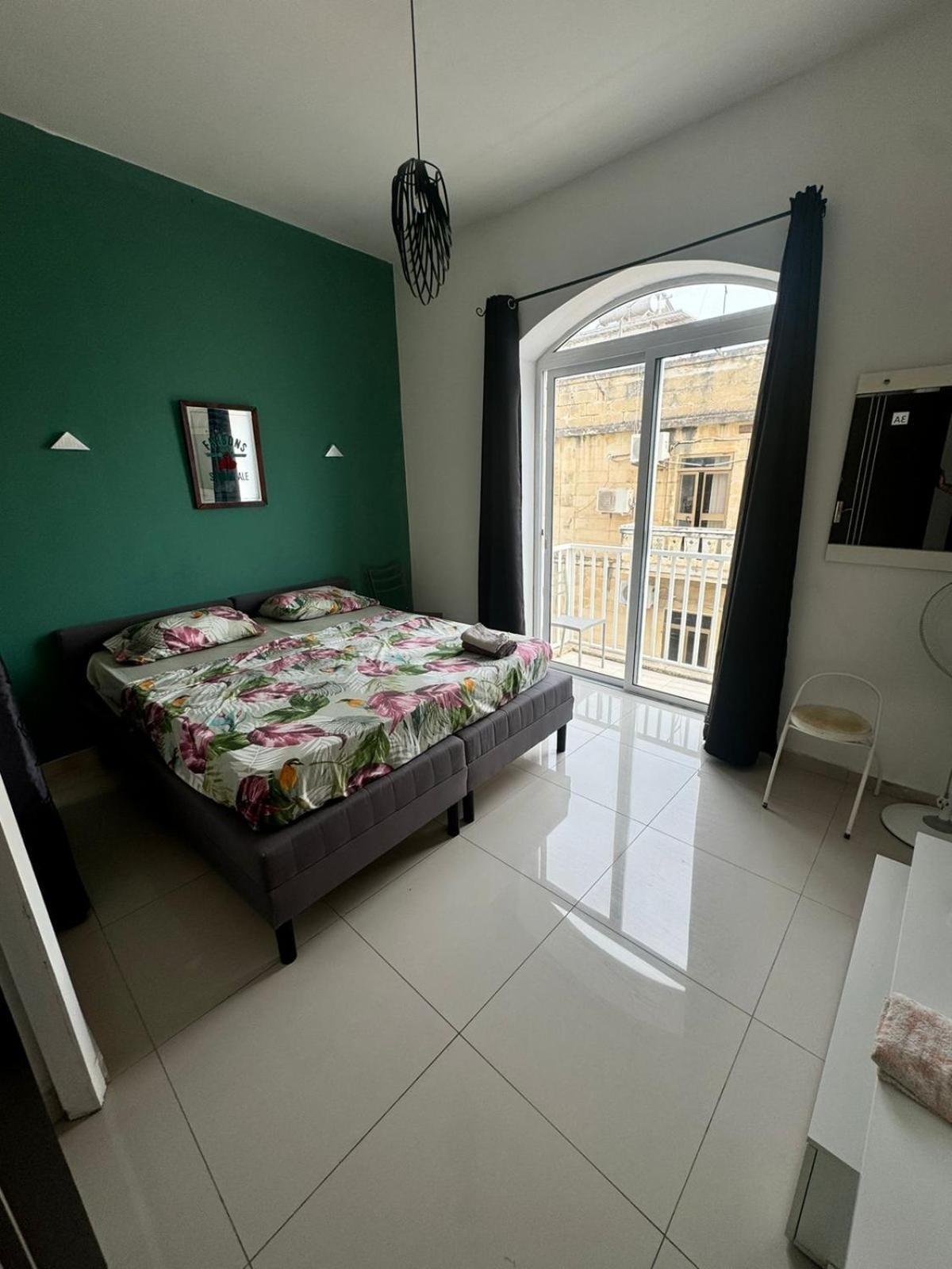 Next To Sliema Beach, Air Condition Room, Spacious And Comfortable Homestay *